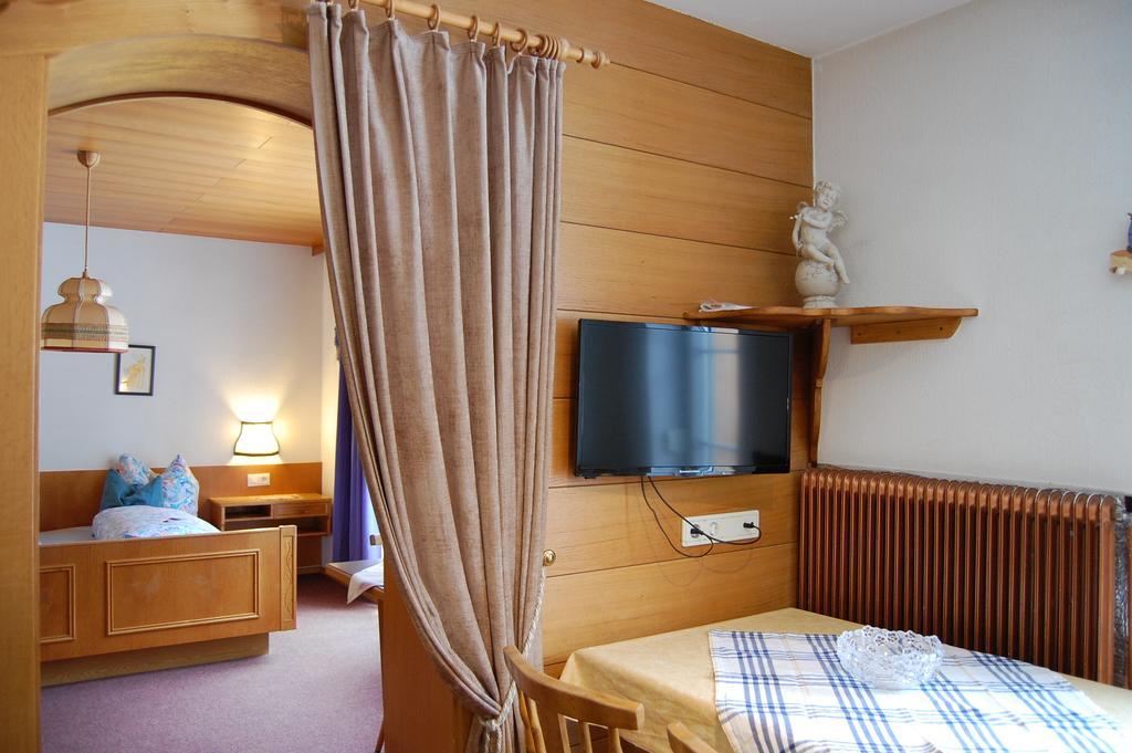 Haus Waldrast Apartman Elbigenalp Szoba fotó